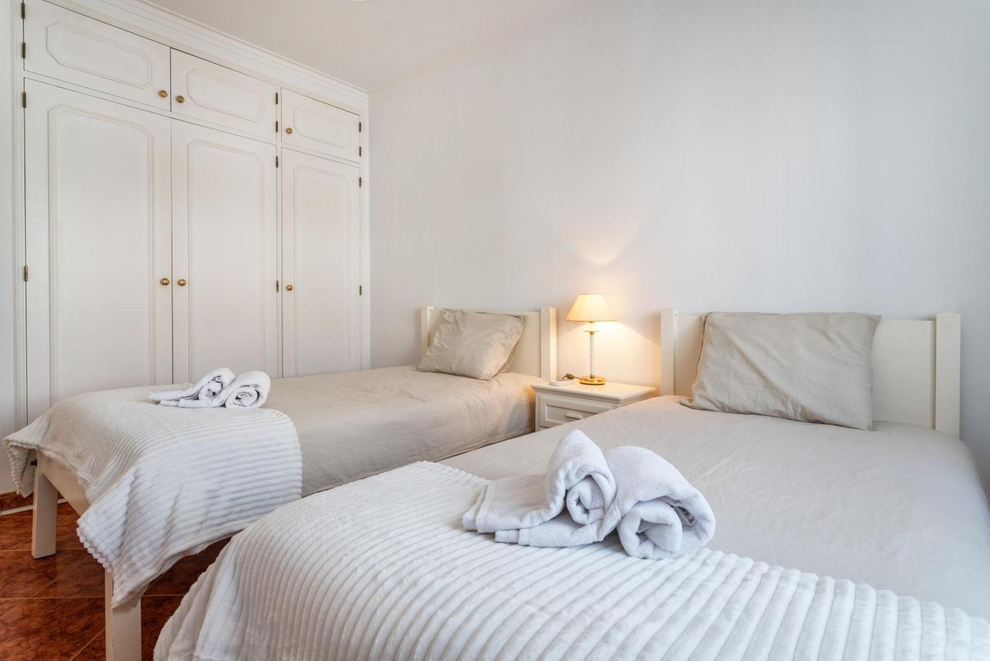 Apartment Host Wise - Amazing Sunny Flat - Swimming Pool & Terrace Vilamoura